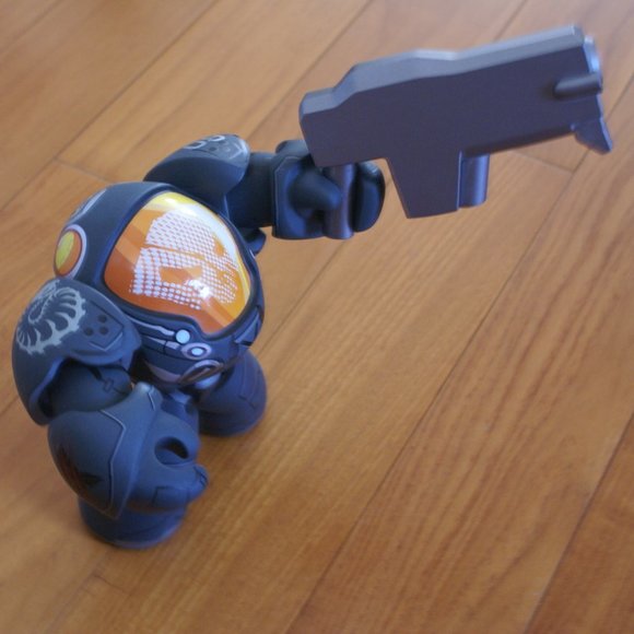 2009 BlizzCon Blizzard Starcraft 2 Jim Raynor Noobz Vinyl Action Figure w/weapon - Picture 2 of 5